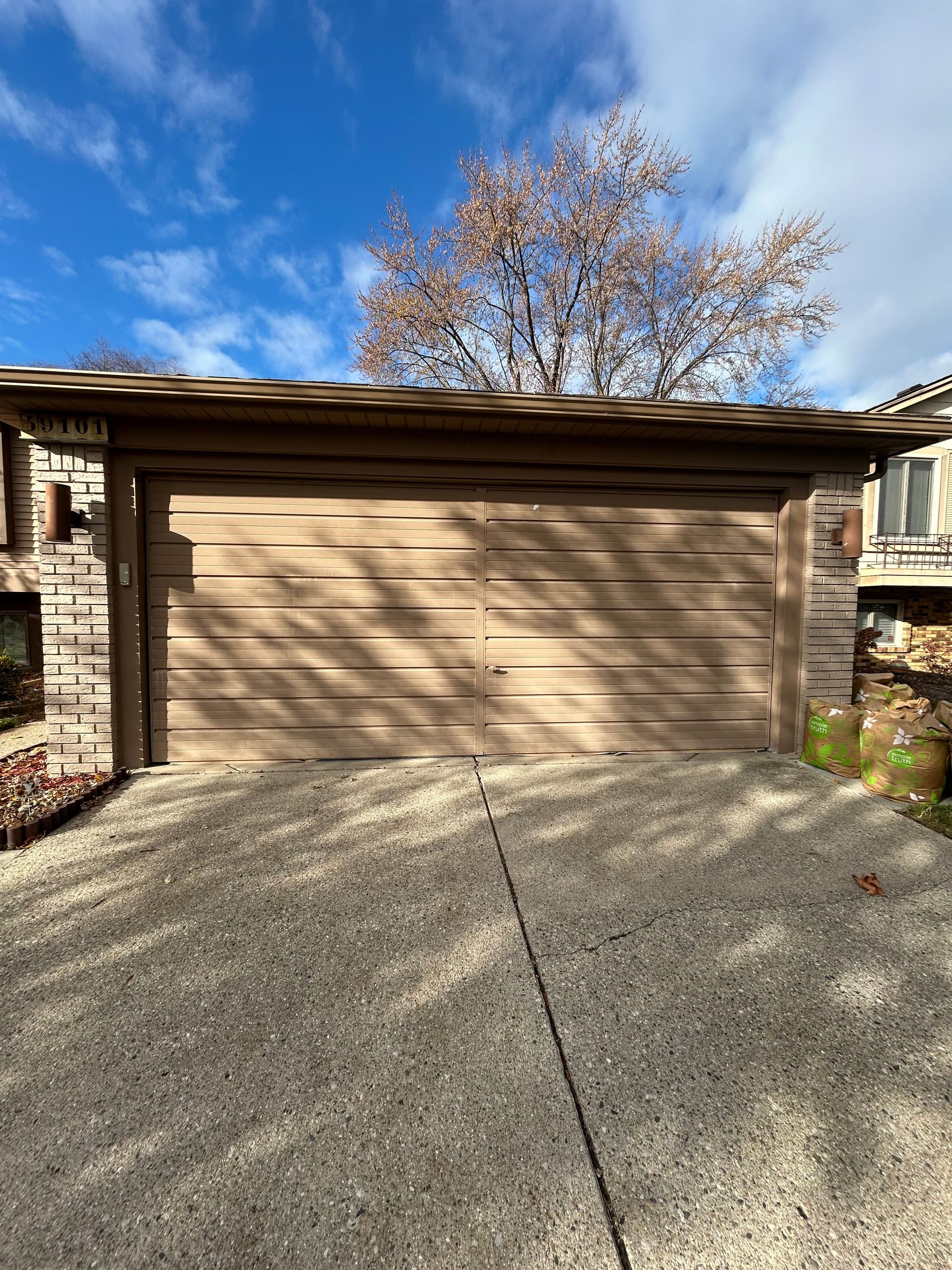 Gallery photos for Seamless Garage Door Replacement Bringing Style and Efficiency: Image #1